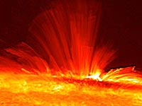 Инфрачервеният спектрограф на НАСА е заснел огромно слънчево изригване. Наблюдаваното